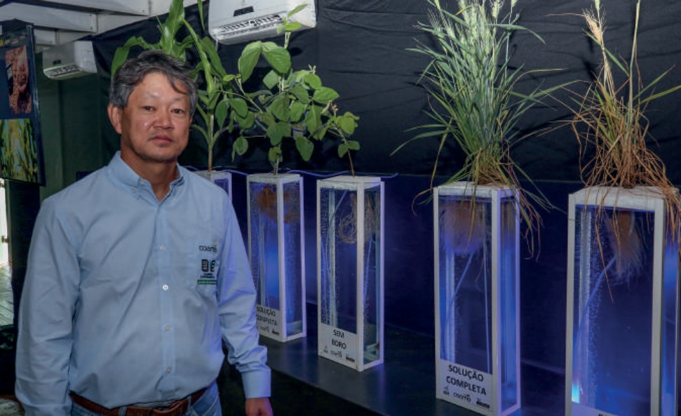 Tadeu Takeyoshi Inoue em um laboratório de pesquisa