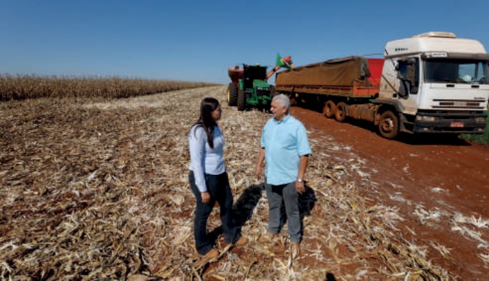 Cooperado Djalma Alves de Souza com a filha Renata em Ponta Por&atilde; (MS)