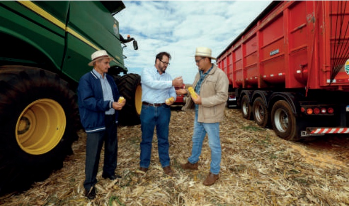 Antonio Zanelli com o fi lho Paulo e o engenheiro  agr&ocirc;nomo Sandro Rodrigo Klein, da Coamo em Faxinal