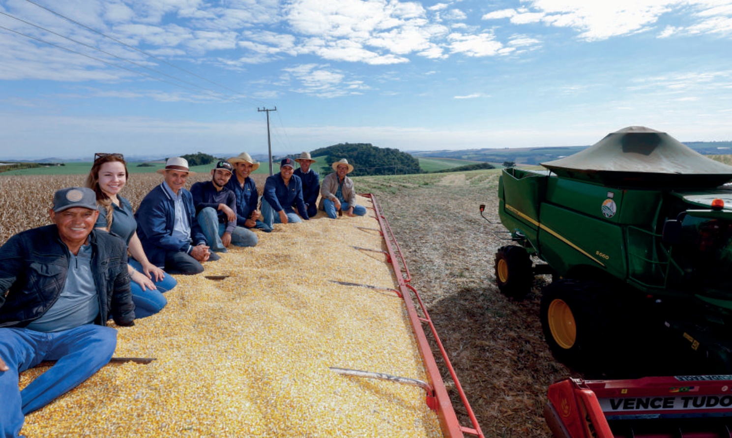 Antonio Zanelli com o fi lho Paulo e o engenheiro  agr&ocirc;nomo Sandro Rodrigo Klein, da Coamo em Faxinal