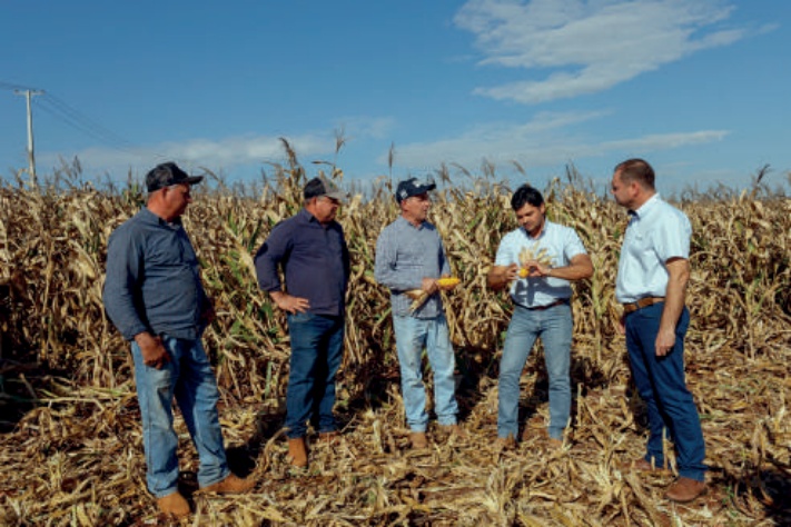 Giuliano Pivovar com a esposa Evelainy, em Iretama (PR)