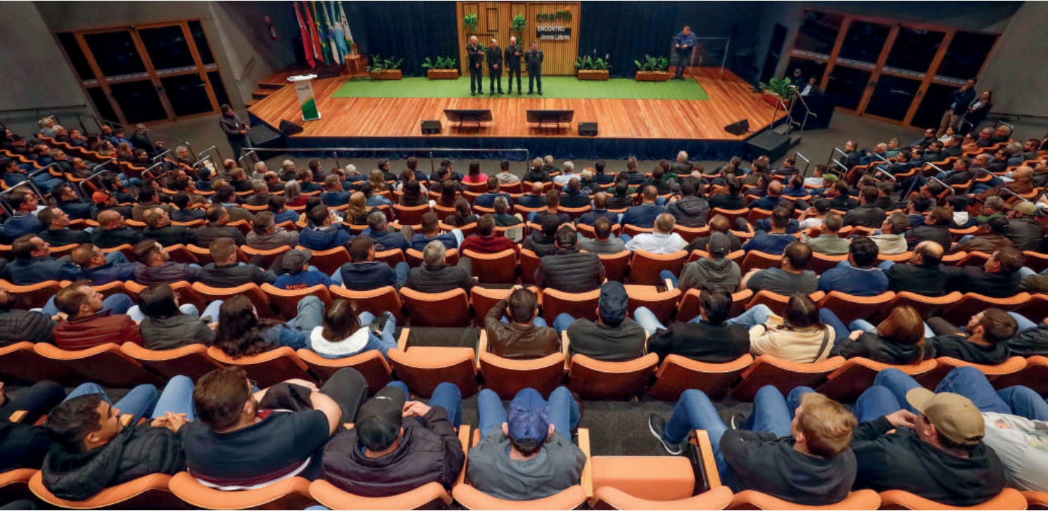 Vista superior de um audit&oacute;rio lotado durante um evento da Coamo