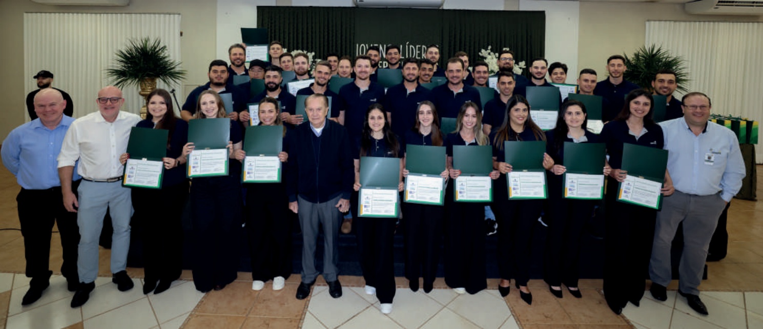Foto da 29&ordf; turma de Jovens L&iacute;deres Cooperativistas com a diretoria da Coamo