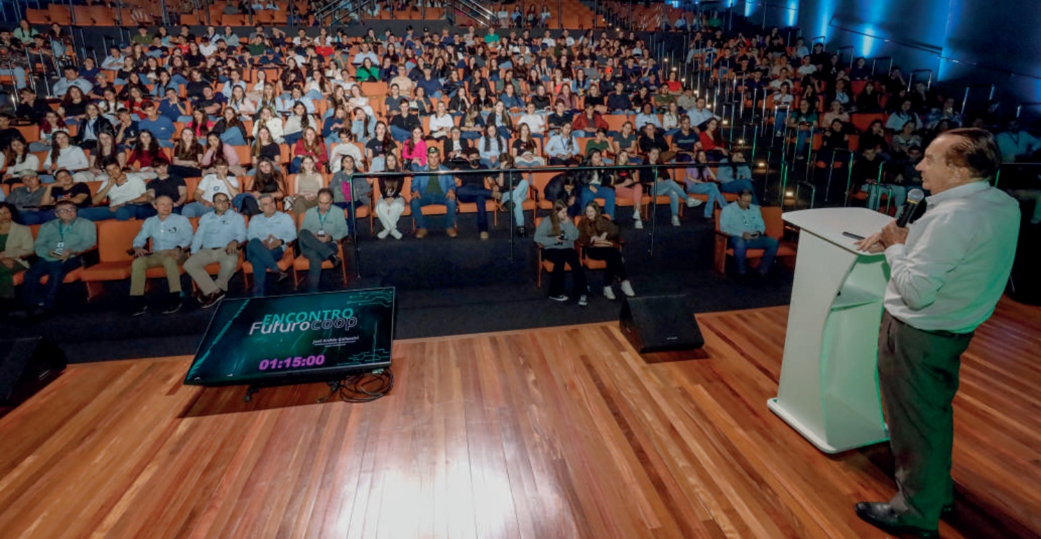 Palestrante discursando para um grande p&uacute;blico de jovens no encontro FuturoCoop