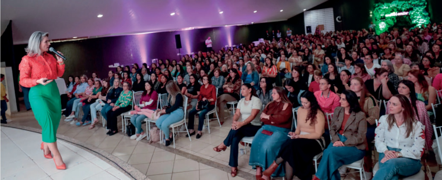 Palestrante Ana Maria Canton falando para uma plateia de mulheres cooperativistas