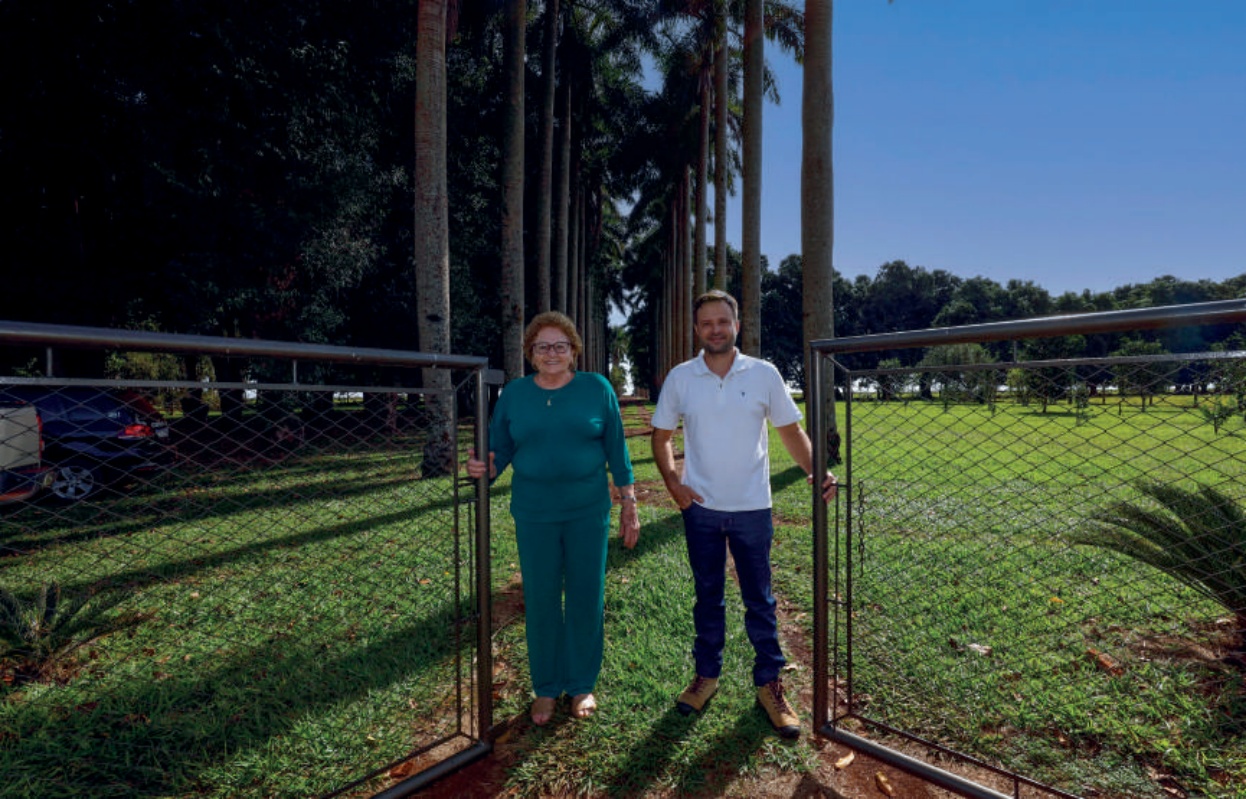 Cooperada Afanir Santa Segabinazzi Bissacotti com seu neto, Felipe Bissacotti Brand&atilde;o, em um gramado em Rio Brilhante (MS)