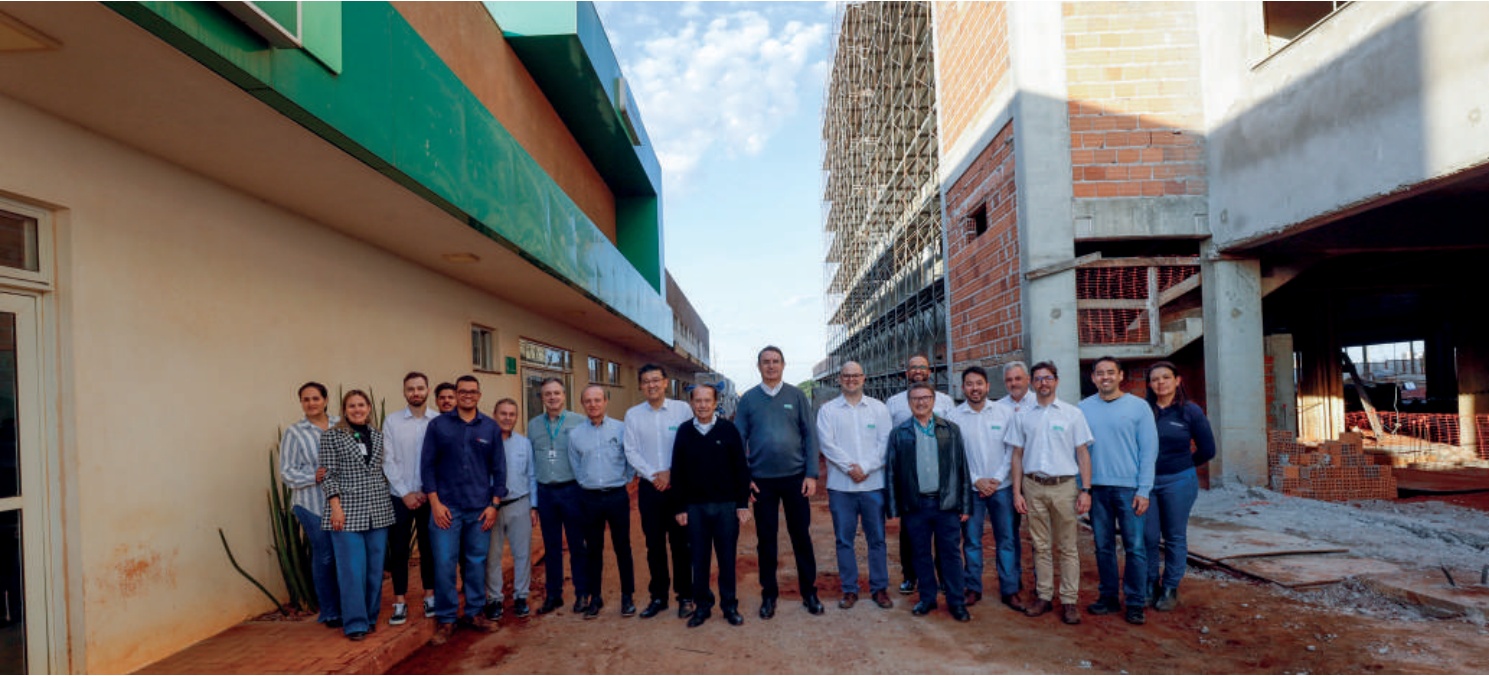 Foto em grupo das diretorias da Coamo, Credicoamo, Fups e Unimed em visita &agrave; constru&ccedil;&atilde;o do novo hospital regional.