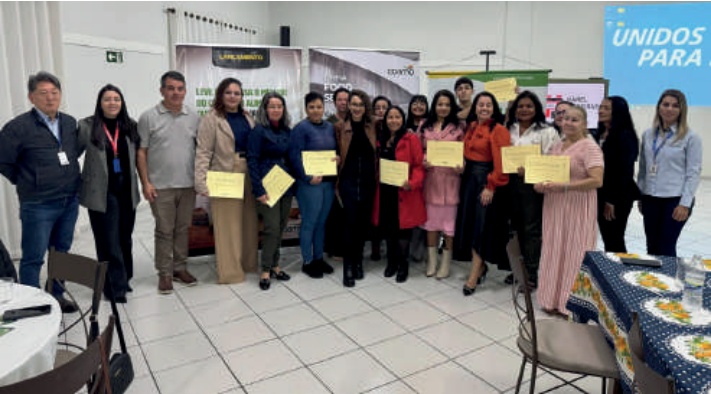 Foto em grupo de formandos do curso de panifica&ccedil;&atilde;o, segurando certificados.