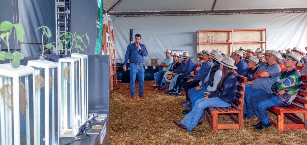 Apresenta&ccedil;&atilde;o sobre insumos biol&oacute;gicos na fazenda experimental
