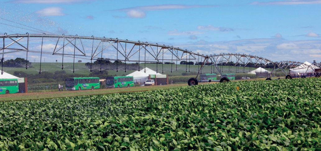 Sistema de irriga&ccedil;&atilde;o por piv&ocirc; central em campo