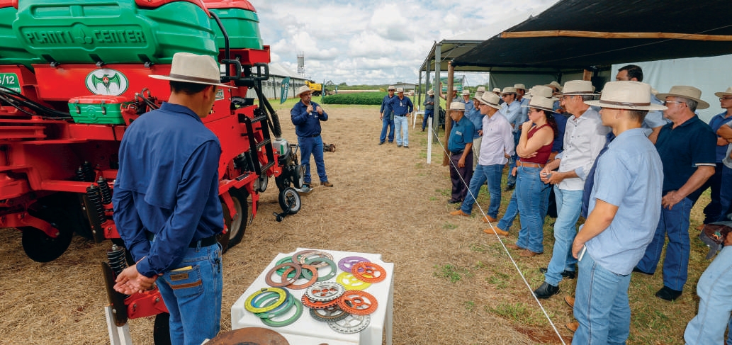Demonstra&ccedil;&atilde;o de equipamentos e regulagem de semeadora