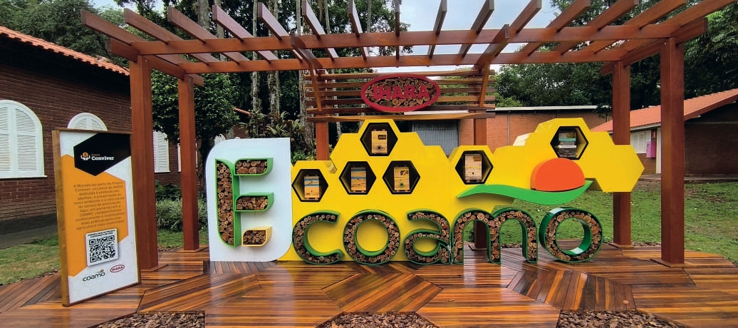 Estrutura do espa&ccedil;o Morada Conviver com decora&ccedil;&atilde;o de favos de mel e madeira