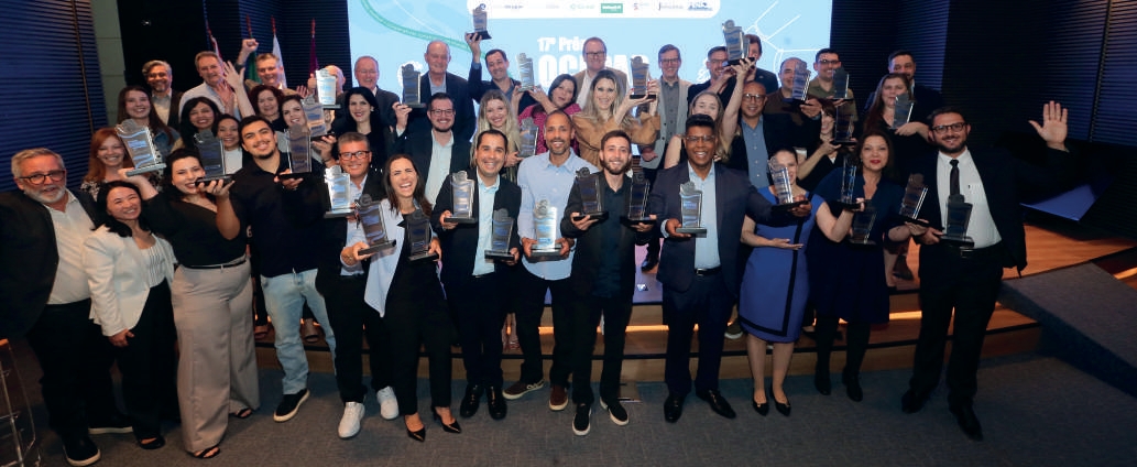 Grande grupo de vencedores do Pr&ecirc;mio Ocepar de Jornalismo no palco