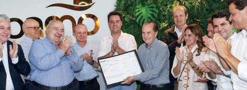 Governador entregando licen&ccedil;a da ind&uacute;stria de etanol de milho