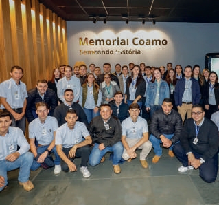 Grupo de funcion&aacute;rios em frente ao Memorial Coamo