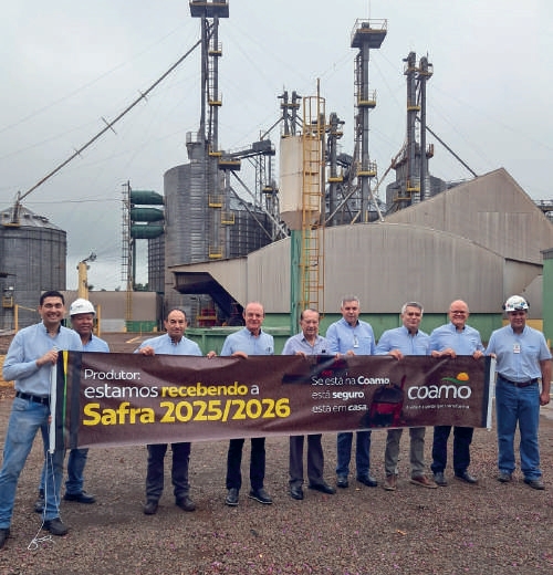 Diretoria da Coamo segurando faixa de recebimento de safra nas novas unidades