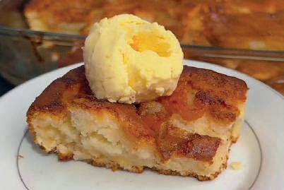 Peda&ccedil;o de torta de p&ecirc;ssego com sorvete