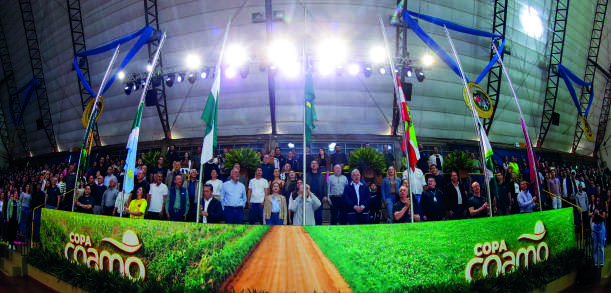 Autoridades durante o hasteamento das bandeiras