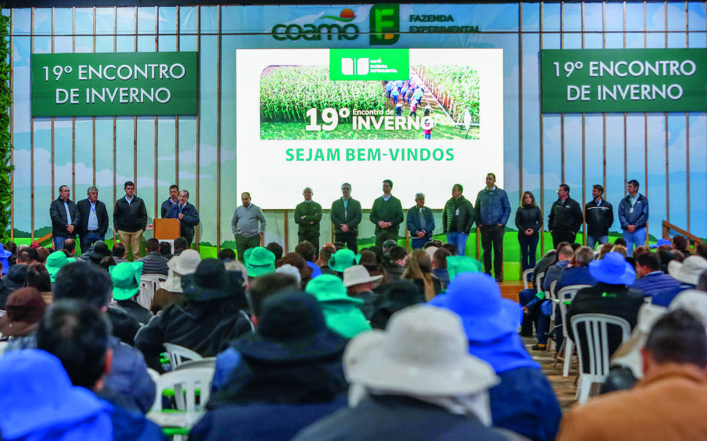 Foto do 19&ordm; Encontro de Inverno da Coamo com a plateia e palestrantes no palco.
