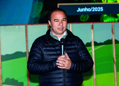 Marcelo Sumiya, gerente de Assist&ecirc;ncia T&eacute;cnica, falando ao microfone.