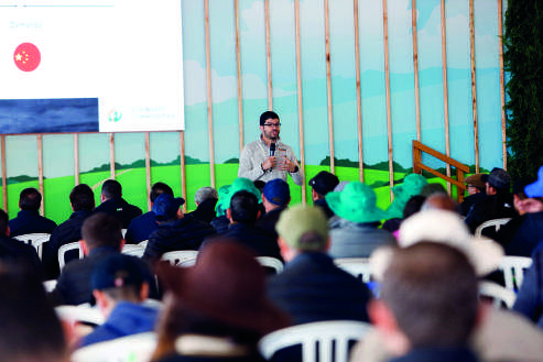 Jeferson Souza, da Agrinvest, em palestra para os cooperados.