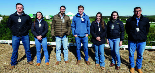 Equipe t&eacute;cnica da Coamo reunida no campo experimental.