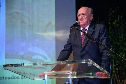 Wilson Thiesen discursando em um p&uacute;lpito de acr&iacute;lico.