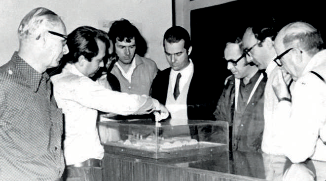 Gallassini mostrando maquete da ind&uacute;stria acompanhado do primeiro presidente da cooperativa, Fioravante Jo&atilde;o Ferri