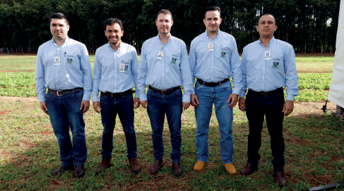T&eacute;cnicos e cooperados durante apresenta&ccedil;&atilde;o sobre manejo de nitrog&ecirc;nio