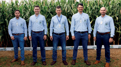 T&eacute;cnicos explicando sintomas da mancha de bipolaris