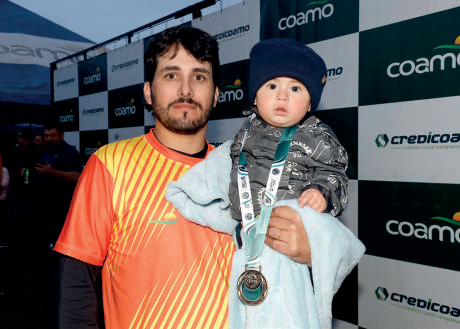 Marcos Castoldi com o filho Antonio: campe&atilde;o em Mambor&ecirc;