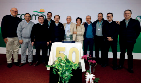 Homenageado com as diretorias da Coamo e Credicoamo