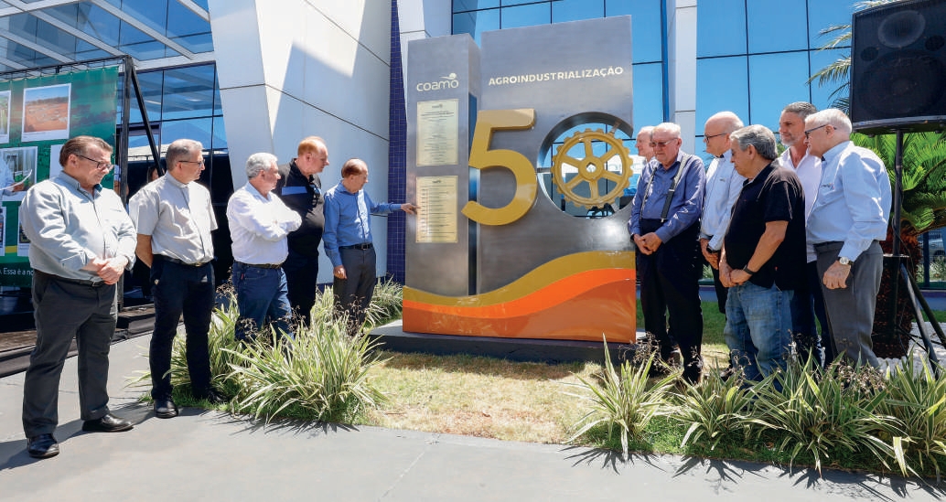 Diretoria da Coamo, fundadores e convidados durante a inaugura&ccedil;&atilde;o do Monumento