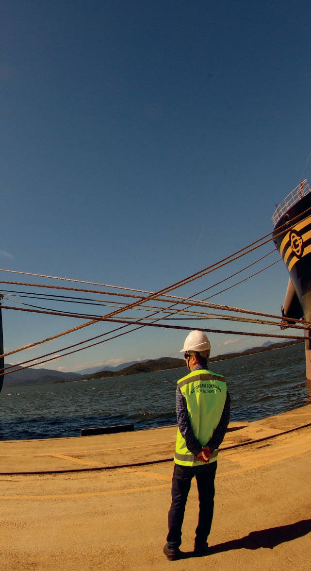 Trabalhador observando o porto