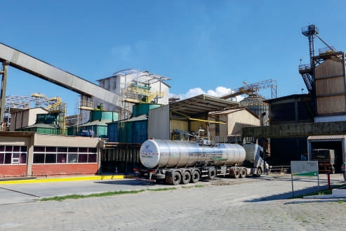 Caminh&atilde;o na ind&uacute;stria