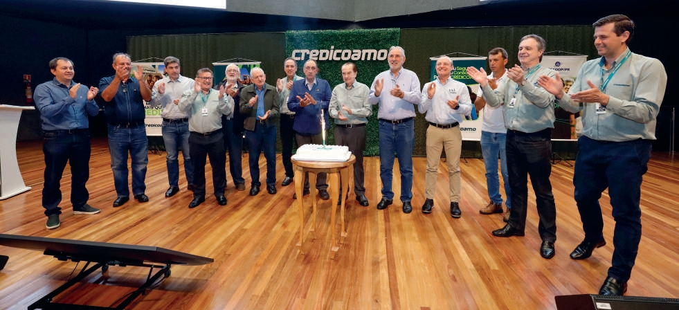 Diretoria e membros dos conselhos de administra&ccedil;&atilde;o e fiscal da Credicoamo durante as comemora&ccedil;&otilde;es em Campo Mour&atilde;o