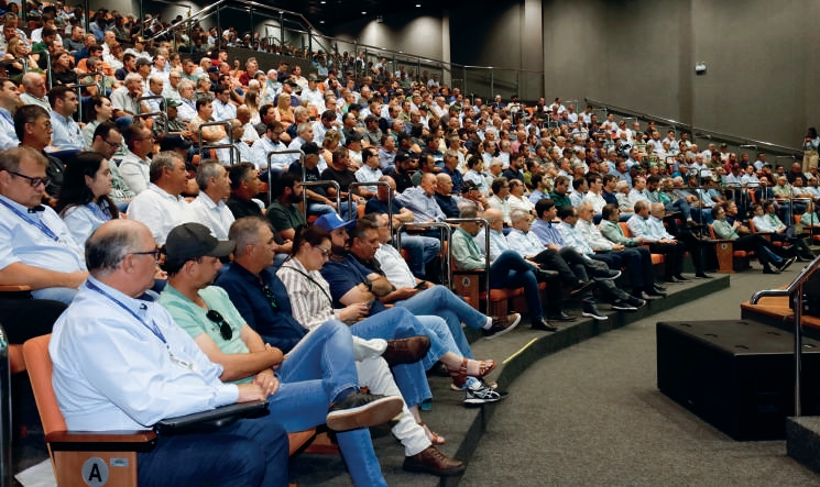 Diretorias apresentando dados de desempenho para os cooperados