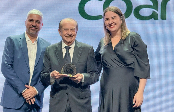 Jos&eacute; Aroldo Gallassini com Alexandre Dal Forno e Mariely Biff durante a entrega da premia&ccedil;&atilde;o em S&atilde;o Paulo