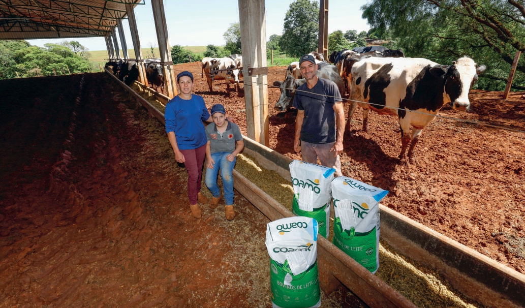 Fam&iacute;lia Lobachoski: Daniele, Jos&eacute; Rafael e Marcio junto aos sacos de ra&ccedil;&atilde;o Coamo