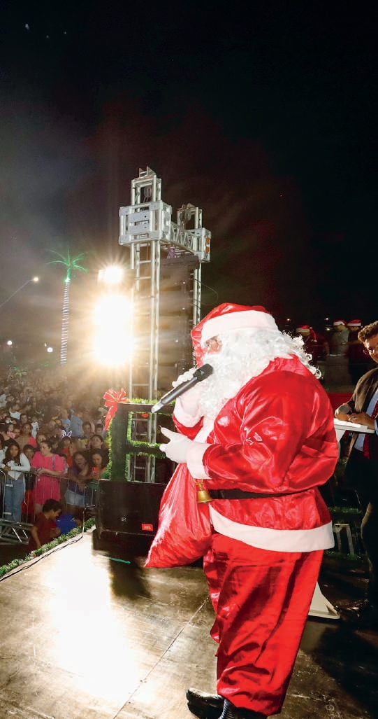Pr&eacute;dio da Coamo iluminado com fogos de artif&iacute;cio