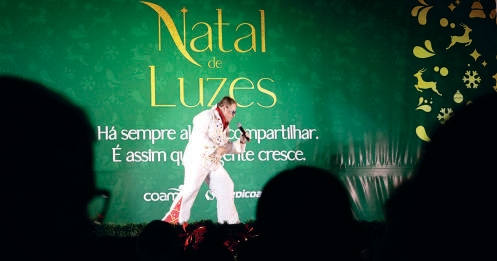 Fausto Jacques cantando no palco