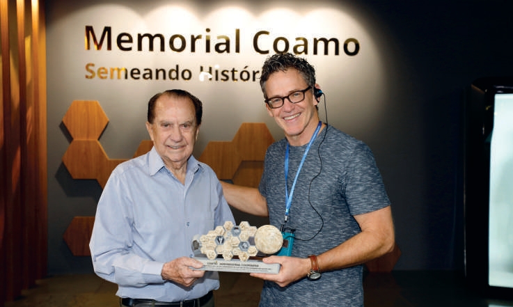Jos&eacute; Aroldo Gallassini e Bill Anderson segurando trof&eacute;u