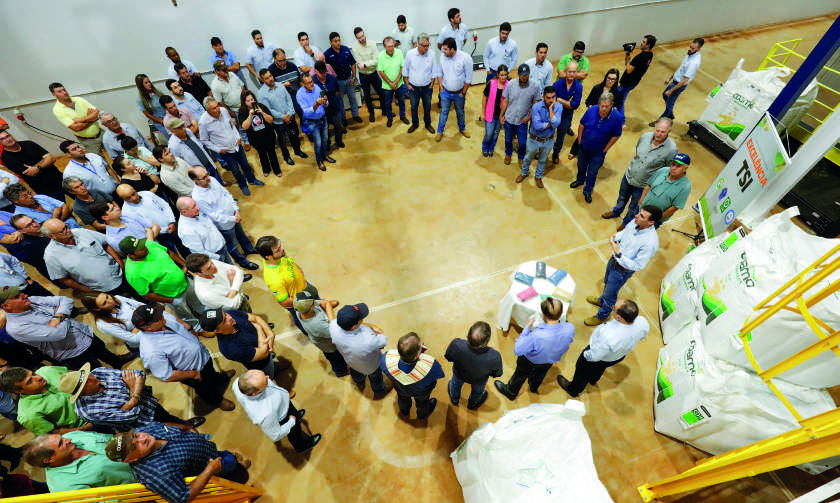 Participantes da inaugura&ccedil;&atilde;o assistem apresenta&ccedil;&atilde;o sobre o Tratamento Industrial de Sementes