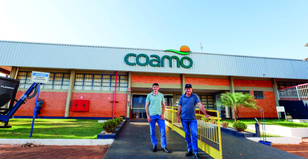 Henrique e Airton Spilka em frente &agrave; unidade da Coamo em Mambor&eacute;