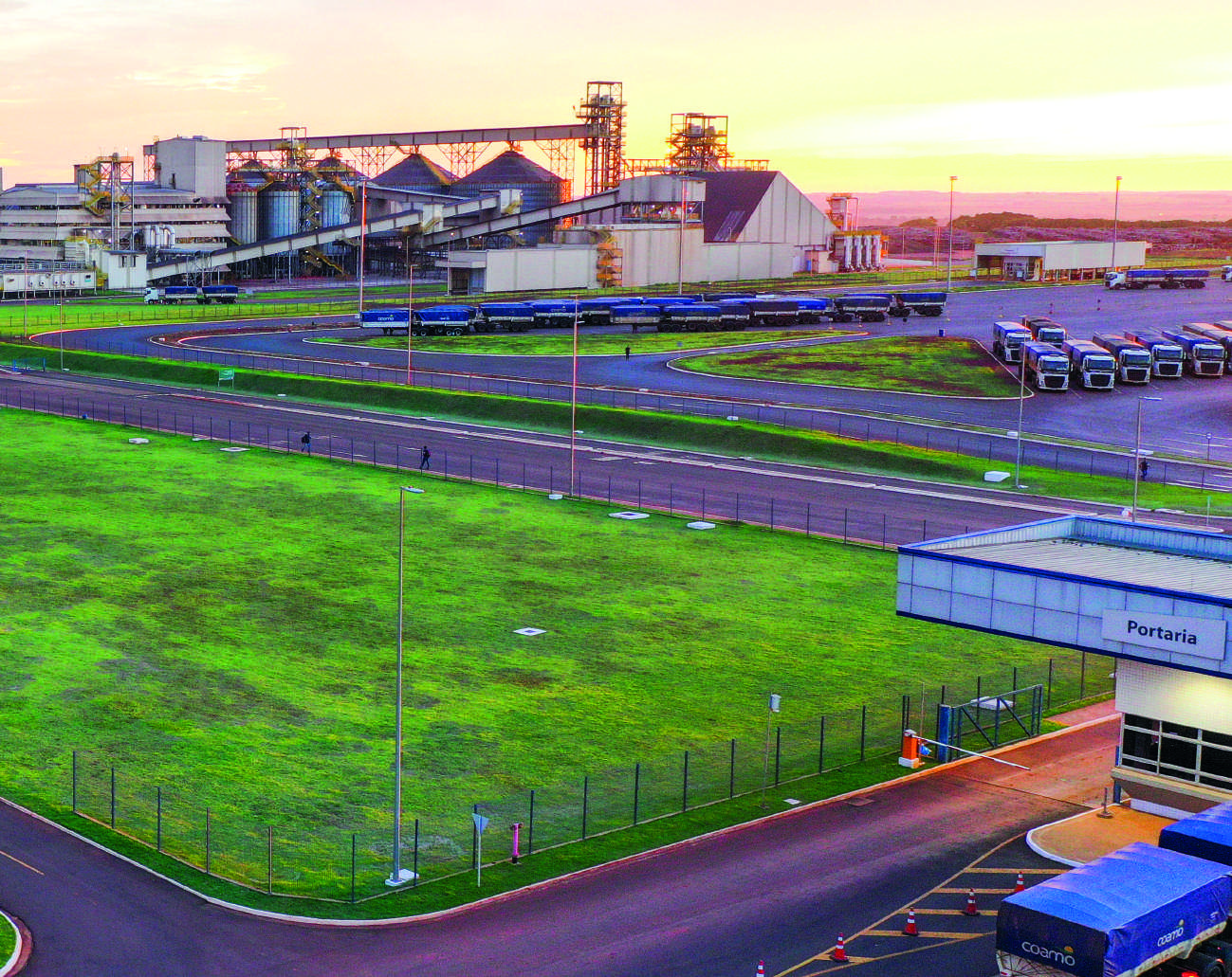 Vista das instala&ccedil;&otilde;es da ind&uacute;stria da Coamo em Dourados, mostrando silos e pr&eacute;dios de processamento.