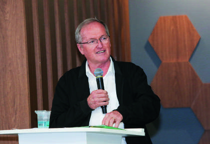 Jos&eacute; Roberto Ricken, presidente do Sistema Ocepar, falando ao microfone.