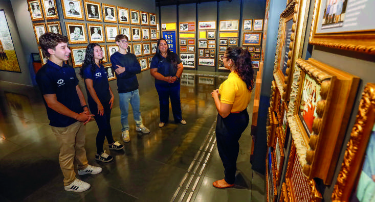 Governador Ratinho J&uacute;nior e secret&aacute;rios de Estado em visita ao memorial Coamo.