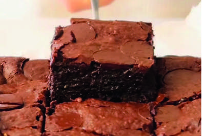 Peda&ccedil;os de brownie de chocolate empilhados.