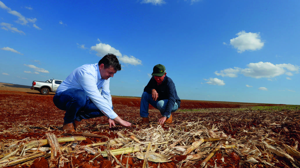 Engenheiro agr&ocirc;nomo da Coamo em Toledo, Jefferson Wellington Volpato Jede, com o cooperado Ottmar Pedde