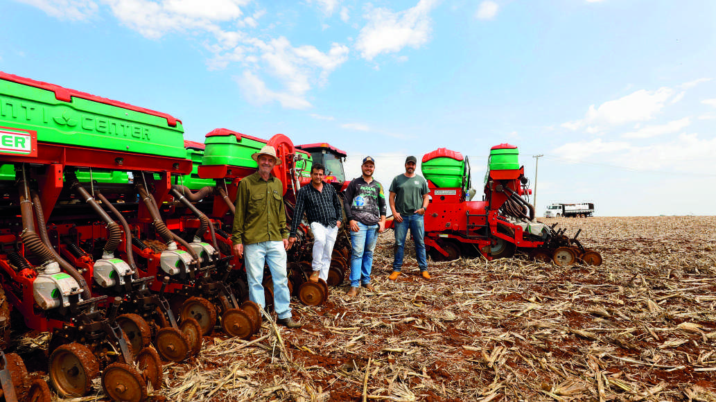 Cooperados Paulo Decio Dall Est, La&eacute;rcio Rosalin Bucioli, Alexandro Willian Vogel e Lucas Battisti Dall Est